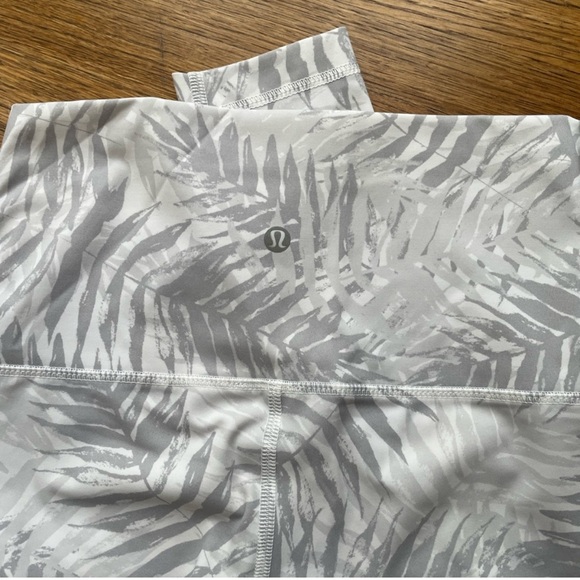 Lululemon Wunder Under Leggings - Palm Trees size 6 - Picture 9 of 13
